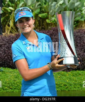 Kuala Lumpur, Malaysia. 13. Oktober 2013. Lexi Thompson Posen mit ihrer Trophäe nach dem Gewinn des letzten Runde LPGA Sime Darby von Kuala Lumpur Golf and Country Club. Bildnachweis: Aktion Plus Sport/Alamy Live-Nachrichten Stockfoto