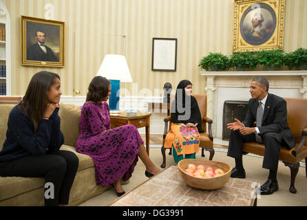 US-Präsident Barack Obama, First Lady Michelle Obama, und ihre Tochter Malia treffen Malala Yousafzai, die junge pakistanische Schülerin erschossenen in den Kopf von den Taliban im Oval Office des weißen Hauses vor einem Jahr 11. Oktober 2013 in Washington, DC. Stockfoto