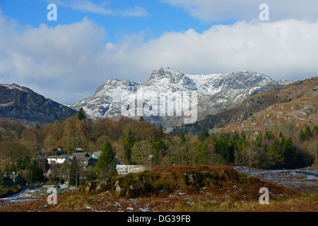 Die Langdale Pikes aus Elterwater häufig, im Winter. Nationalpark Lake District, Cumbria, England, Vereinigtes Königreich, Europa. Stockfoto