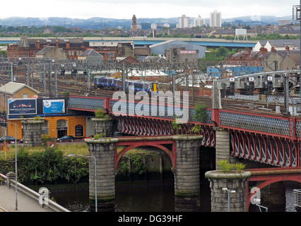 Brücken in Glasgow Central nehmen Züge über den Clyde River, Schottland, UK Stockfoto