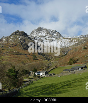 Langdale Pikes und scheut Gill, im Winter. Great Langdale, Nationalpark Lake District, Cumbria, England, Vereinigtes Königreich. Stockfoto