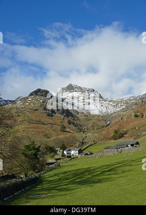 Langdale Pikes und scheut Gill, im Winter. Great Langdale, Nationalpark Lake District, Cumbria, England, Vereinigtes Königreich. Stockfoto