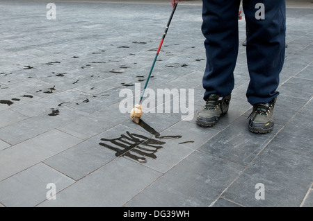 Mann mit Pinsel und Wasser im Himmelstempel, Beijing, China Kalligraphie üben Stockfoto