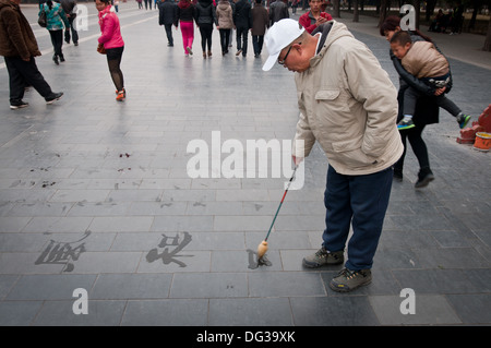 Mann mit Pinsel und Wasser im Himmelstempel, Beijing, China Kalligraphie üben Stockfoto