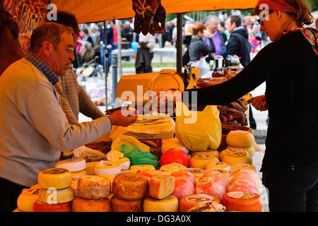 Ponte de Lima, herrschaftlichen Villen, Römerbrücke, River Board Walk, hält größten Markt in Portugal, Heimat von roten Vino Verdi,, Antikmarkt Stockfoto