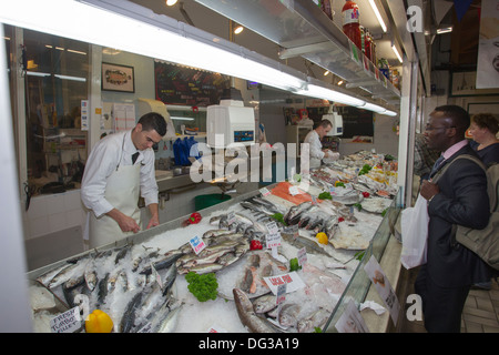 Faulkners Beresford Fischereimarkt Frischfisch & Meeresfrüchte & Schale Fischhändler St Helier Jersey Stockfoto