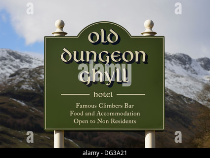 Alten Dungeon Ghyll Hotelschild. Great Langdale, Nationalpark Lake District, Cumbria, England, Vereinigtes Königreich, Europa. Stockfoto