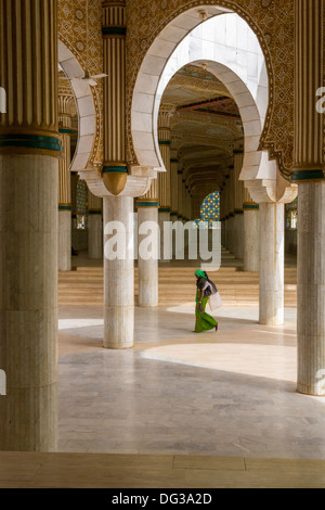 Senegal, Touba. Frau auf der Durchreise Gebetsräume für Überlauf Andrang an der großen Moschee. Stockfoto