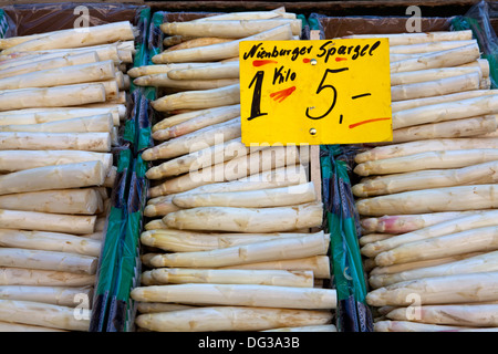 Spargel aus Nienburg an einem Marktstand, Hannover, Niedersachsen, Deutschland Stockfoto