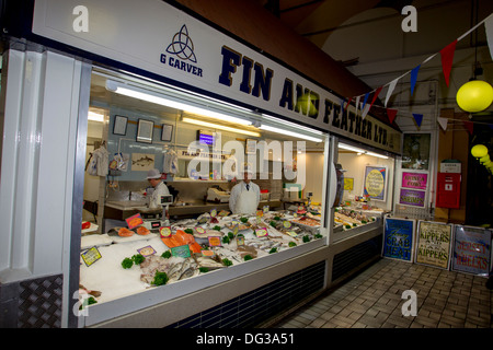 FIN & Federn Ltd G Carver Fischhändler Beresford Markt frischen Fisch & Meeresfrüchte & Schale Fischhändler St Helier Jersey Stockfoto