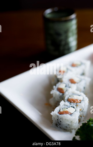 Sushi-Rolle mit Frischkäse und Lachs Stockfoto