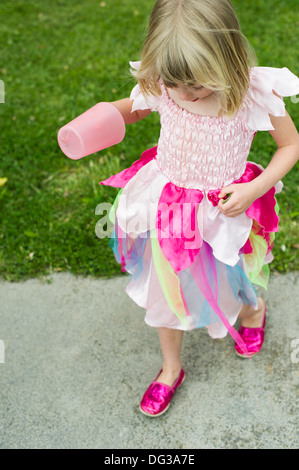 Junges Mädchen Fee Kleid trägt und hält Cup, High Angle View Stockfoto