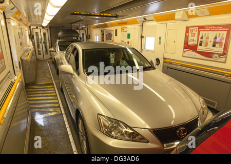 Lexus IS 250 im Eurotunnel Shuttle-Zug Stockfoto