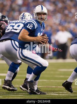 Indianapolis, OH, USA. 6. Oktober 2013. 6. Oktober 2013: Indianapolis Colts quarterback Andrew Luck (12) während die NFL-Spiel zwischen den Seattle Seahawks und die Indianapolis Colts im Lucas Oil Stadium in Indianapolis, IN. Die Indianapolis Colts gegen die Seattle Seahawks 34-28. © Csm/Alamy Live-Nachrichten Stockfoto