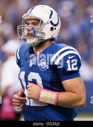 Indianapolis, OH, USA. 6. Oktober 2013. 6. Oktober 2013: Indianapolis Colts quarterback Andrew Luck (12) Köpfe zurück ins Abseits, während die NFL-Spiel zwischen den Seattle Seahawks und die Indianapolis Colts im Lucas Oil Stadium in Indianapolis, IN. Die Indianapolis Colts gegen die Seattle Seahawks 34-28. © Csm/Alamy Live-Nachrichten Stockfoto