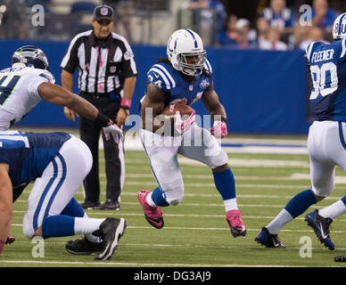 Indianapolis, OH, USA. 6. Oktober 2013. 6. Oktober 2013: Indianapolis Colts Runningback Trent Richardson (34) trägt den Ball während der NFL-Spiel zwischen den Seattle Seahawks und die Indianapolis Colts im Lucas Oil Stadium in Indianapolis, IN. Die Indianapolis Colts gegen die Seattle Seahawks 34-28. © Csm/Alamy Live-Nachrichten Stockfoto