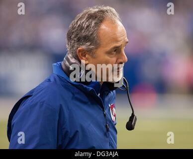 Indianapolis, OH, USA. 6. Oktober 2013. 6. Oktober 2013: Indianapolis Colts Kopf Trainer Chuck Pagano während der NFL-Spiel zwischen den Seattle Seahawks und die Indianapolis Colts im Lucas Oil Stadium in Indianapolis, IN. Die Indianapolis Colts gegen die Seattle Seahawks 34-28. © Csm/Alamy Live-Nachrichten Stockfoto