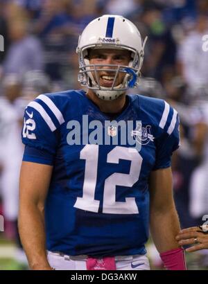 Indianapolis, OH, USA. 6. Oktober 2013. 6. Oktober 2013: Indianapolis Colts quarterback Andrew Luck (12) während die NFL-Spiel zwischen den Seattle Seahawks und die Indianapolis Colts im Lucas Oil Stadium in Indianapolis, IN. Die Indianapolis Colts gegen die Seattle Seahawks 34-28. © Csm/Alamy Live-Nachrichten Stockfoto