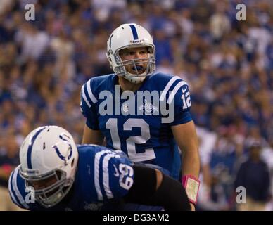 Indianapolis, OH, USA. 6. Oktober 2013. 6. Oktober 2013: Indianapolis Colts quarterback Andrew Luck (12) während die NFL-Spiel zwischen den Seattle Seahawks und die Indianapolis Colts im Lucas Oil Stadium in Indianapolis, IN. Die Indianapolis Colts gegen die Seattle Seahawks 34-28. © Csm/Alamy Live-Nachrichten Stockfoto