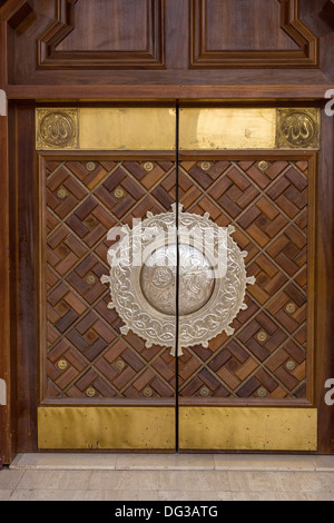 Senegal, Touba. Zeremonielle Türen, Eingang zur großen Moschee. Stockfoto