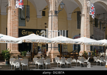 Bar am wichtigsten Platz von Fermo, Marken, Italien Stockfoto