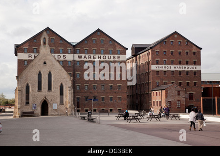 Rot gemauerte Lagerhäuser und Mariners Kirche, Gloucester Docks, Gloucestershire, England, Großbritannien Stockfoto