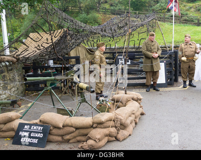 Drei Männer gekleidet als WW2 Home Guard Soldaten bewachen Goathland Station auf der NYMR während ein "Eisenbahn in Kriegszeiten" Week-end Stockfoto