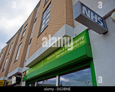 NHS Walk-In Centre und GP Chirurgie, Thamesmead, London, England, Vereinigtes Königreich Stockfoto