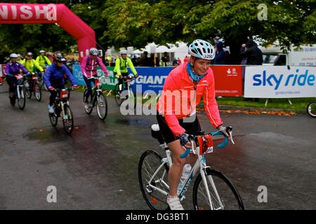 Hampshire, UK. 13. Oktober 2013. Hunderte von Frauen Radfahrer aller Altersgruppen und Fähigkeiten nahmen an der Cycletta New Forest Frauen nur Fahrrad fahren. Cycletta ist Großbritanniens führender Serie von Frauen nur Radtouren und stützt sich auf olympisches Gold Medallist Victoria Pendleton.  Cycletta wollen mehr Frauen für Radfahren für Fitness und Spaß aufnehmen. Die neue Forrest Veranstaltung vorgestellten unterschiedlichen Strecken von 20km, 42km und 82km um eine Route für alle Fähigkeiten des Fahrers zu bieten. Bildnachweis: Tom Corban/Alamy Live-Nachrichten Stockfoto