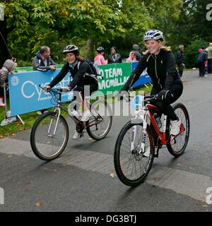 Hampshire, UK. 13. Oktober 2013. Hunderte von Frauen Radfahrer aller Altersgruppen und Fähigkeiten nahmen an der Cycletta New Forest Frauen nur Fahrrad fahren. Cycletta ist Großbritanniens führender Serie von Frauen nur Radtouren und stützt sich auf olympisches Gold Medallist Victoria Pendleton.  Cycletta wollen mehr Frauen für Radfahren für Fitness und Spaß aufnehmen. Die neue Forrest Veranstaltung vorgestellten unterschiedlichen Strecken von 20km, 42km und 82km um eine Route für alle Fähigkeiten des Fahrers zu bieten. Bildnachweis: Tom Corban/Alamy Live-Nachrichten Stockfoto