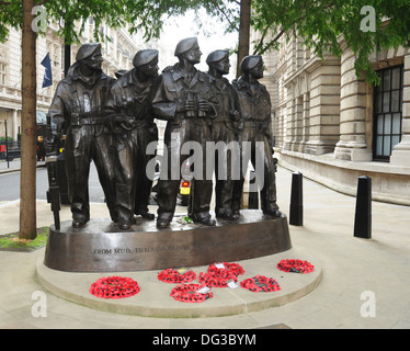 Royal Tank Regiment Memorial Statue, an der Ecke von Whitehall Place und Whitehall Court, London, England, UK Stockfoto