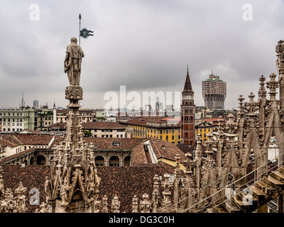 Skyline von Mailand, gesehen vom Dach Duomo Milano, Italien Stockfoto