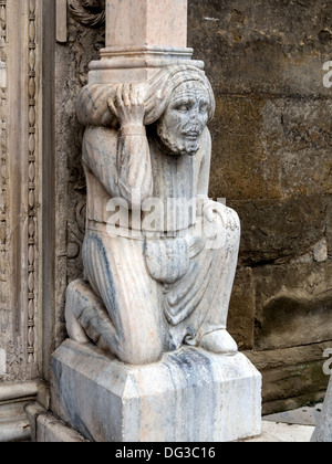 Spalte des Portals von Basilika Santa Maria Maggiore in Bergamo, Italien. Stockfoto