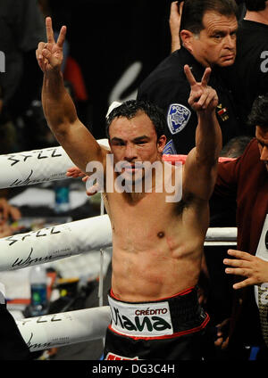 Las Vegas, NV, USA. 12. Oktober 2013. Mexikos Juan Manuel Marquez winkt seinen Fans nach 12 Runden gehen mit Timothy Bradley Jr. am Samstag Thomas & Mac. Timothy Bradley Jr übernahm den Sieg durch Split Decision Juan Manuel Marquez für den WBO-Titel im Weltergewicht. Foto von gen Blevins/LA DailyNews/ZumaPress © gen Blevins/ZUMAPRESS.com/Alamy Live News Stockfoto