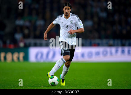 Köln, Deutschland. 11. Oktober 2013. Deutschlands Sami Khedira wetteifert um den Ball beim Fußballspiel zwischen Deutschland und Irland bei der WM-Qualifikation in der Publikumseingänge in Köln, Deutschland, 11. Oktober 2013. Foto: Thomas Eisenhuth/Dpa/Alamy Live News Stockfoto