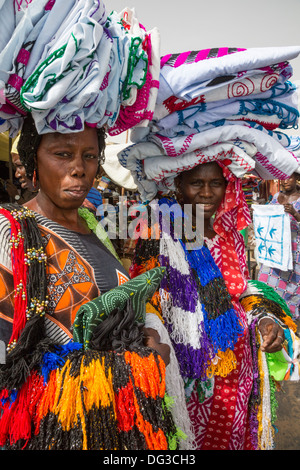 Senegal, Touba. Frauen verkaufen Tuch auf dem Markt. Stockfoto