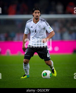 Köln, Deutschland. 11. Oktober 2013. Deutschlands Sami Khedira wetteifert um den Ball beim Fußballspiel zwischen Deutschland und Irland bei der WM-Qualifikation in der Publikumseingänge in Köln, Deutschland, 11. Oktober 2013. Foto: Thomas Eisenhuth/Dpa/Alamy Live News Stockfoto