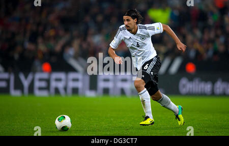 Köln, Deutschland. 11. Oktober 2013. Deutschlands Sami Khedira wetteifert um den Ball beim Fußballspiel zwischen Deutschland und Irland bei der WM-Qualifikation in der Publikumseingänge in Köln, Deutschland, 11. Oktober 2013. Foto: Thomas Eisenhuth/Dpa/Alamy Live News Stockfoto