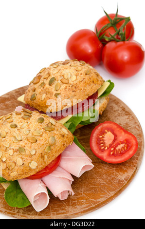 Sandwich mit Wurst und Tomaten auf einem Holzbrett Stockfoto
