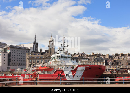 VOS Anbieter eine TURBINENBAUSCHIFFS Reedereigruppe Nordsee-Offshore-Öl-Versorgungsschiff im dock mit Zentrum über Hafen von Aberdeen Scotland Stockfoto