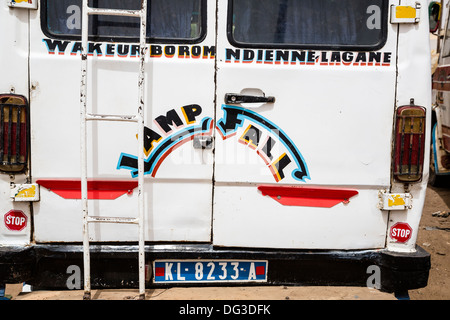 Senegal, Touba. "Lampe fallen" auf ein Transportfahrzeug.  Beachten Sie für weitere Infos. Stockfoto