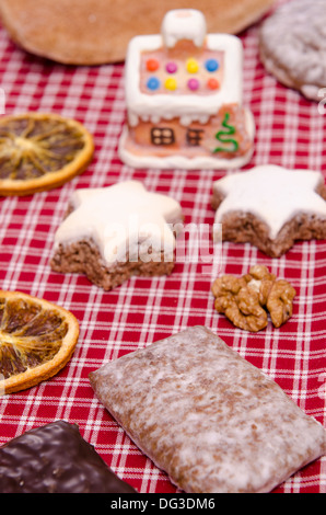 Pfefferkuchen und Sterne geformt Zimt Cookies mit getrockneten Scheiben von orange Stockfoto