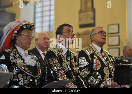 London, UK. 13. Oktober 2013. Pearly Royalty anhören Lesungen in der St. Pauls Kirche Erntedankfest. L, R: Doreen Golding, Pearly Queen of Bow Bells und Old Kent Road; Darren Walters, Pearly Prinz von Finsbury; John Walters, Pearly King von Finsbury. Bildnachweis: Michael Preston/Alamy Live-Nachrichten Stockfoto