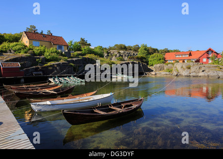 Kleine Ruderboote gefesselt in einer felsigen Bucht an der Südküste. Hovag, Kristiansand, Norwegen, Skandinavien, Europa Stockfoto