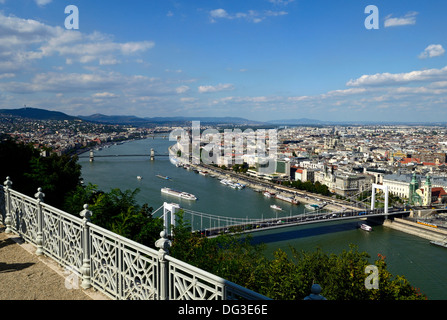 Budapest-Ungarn-Blick auf die Stadt mit der Donau von der Zitadelle auf dem Gellért-Hügel (Hegy) Stockfoto