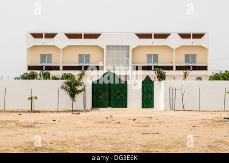 Senegal, Touba. Ein modernes Haus in den Vororten von Touba. Stockfoto