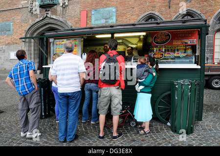 Menschen Schlange, um Chips zu kaufen, von einem Kiosk in Brügge, Belgien Stockfoto