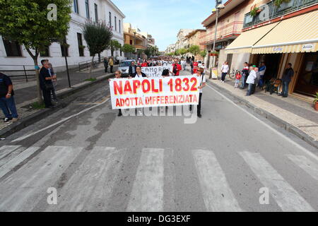 Mondragone, Italien. 13. Oktober 2013.  "Marcia per la Vita", Protest des Volkes gegen die Camorra, Giftmüll und die Verbrennung von Müll am 13. Oktober 2013. Stockfoto