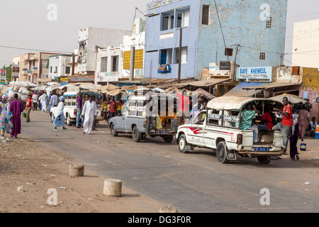 Senegal, Touba. Den Nahverkehr. Pick-ups mit jungen Männer in der Regel hängen auf dem wieder Trittbrett, Passagiere im Inneren. Stockfoto