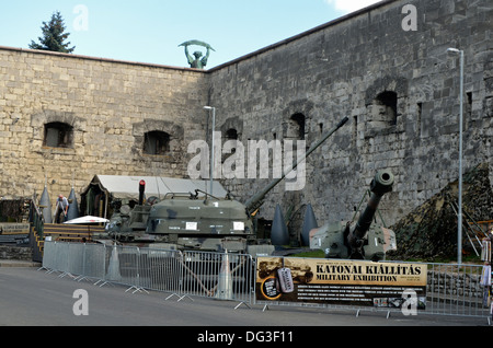 Befreiung-Denkmal am Zitadelle in der Gellért Hügel Bezirk von Buda Budapest Ungarn Europa militärische Ausstellungsfahrzeuge Stockfoto